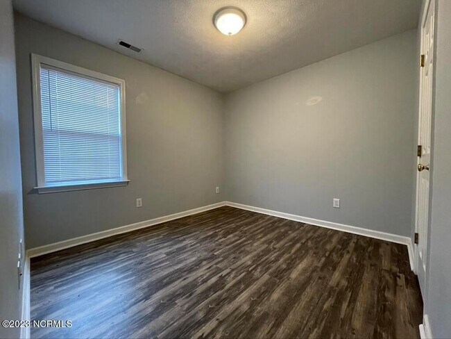 Building Photo - 104 Sweet Bay Dr