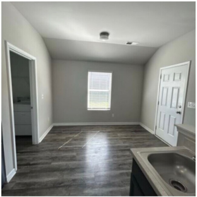 Building Photo - 441 Woodland Trl