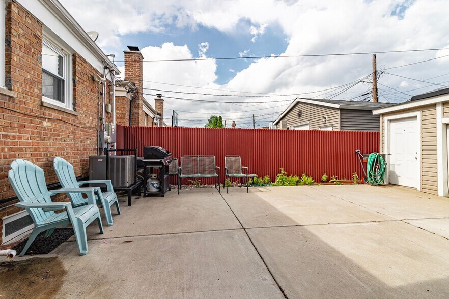 Building Photo - 1805 N Harding Ave
