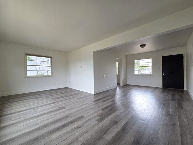 Building Photo - Move-In Ready 2-Bedroom Escondido Charmer!