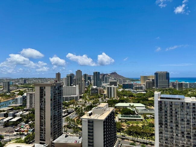 Building Photo - 2/2/1 Beautifully Upgraded unit located at...