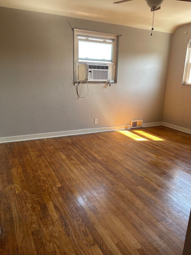 Building Photo - Duplex in prime neighborhood