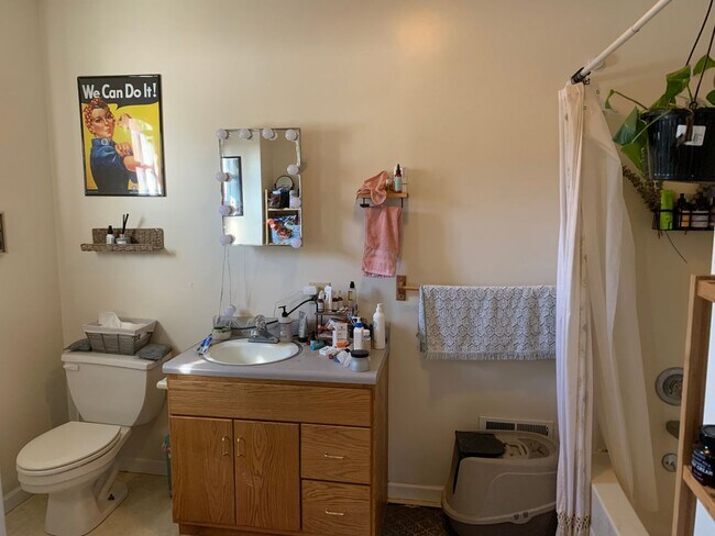 Building Photo - Spacious 2 bed/3 bath Home near Switchyard Park!