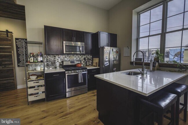 Building Photo - 705 S 5th St