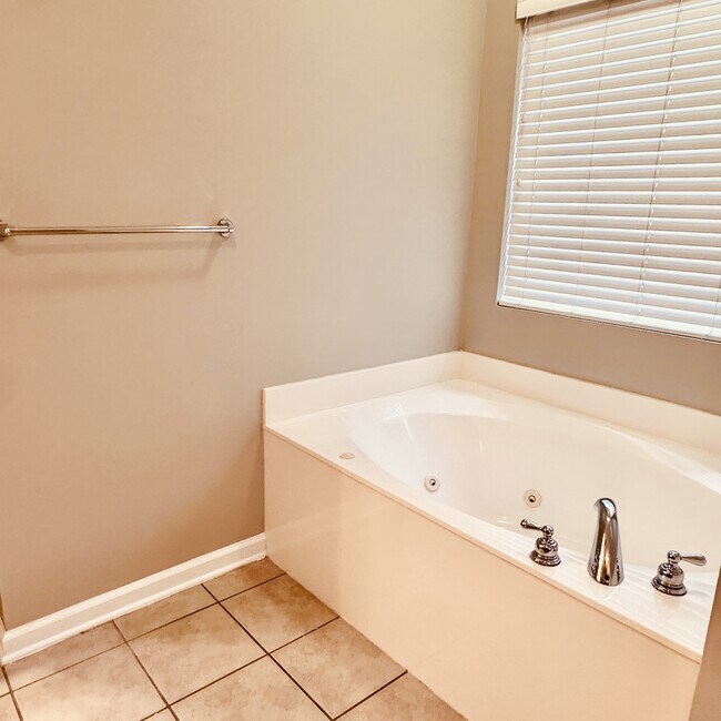 Building Photo - 5333 Cottage Cir