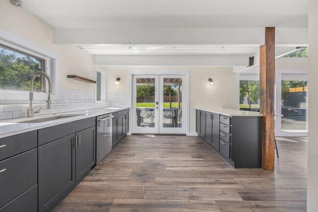 Building Photo - 5 bed 3.5 Bath Home in North Boulder W/Large Backyard, Swimming Pool & Jacuzzi!