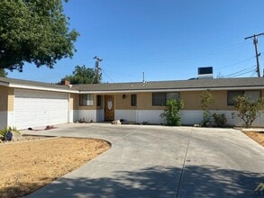 Building Photo - Large family home in Panorama area, near B...
