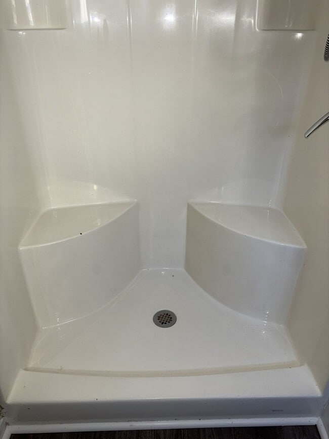 Building Photo - 3 Bedroom 1 Bathroom