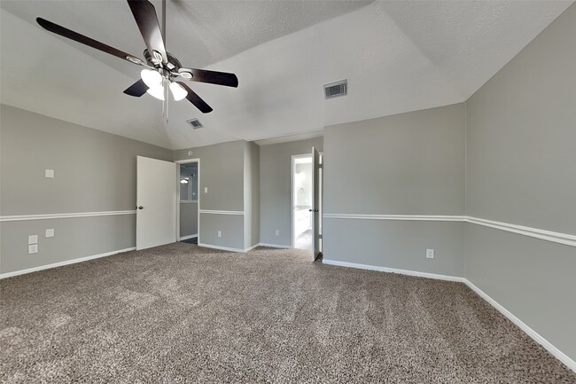 Building Photo - 2211 Pincher Creek Dr