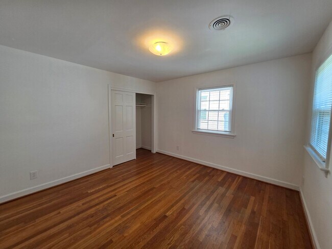 Building Photo - Larchmont
