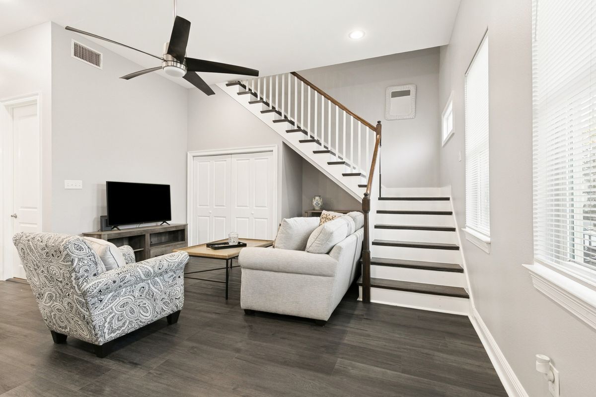 Building Photo - 2133 Dumaine St