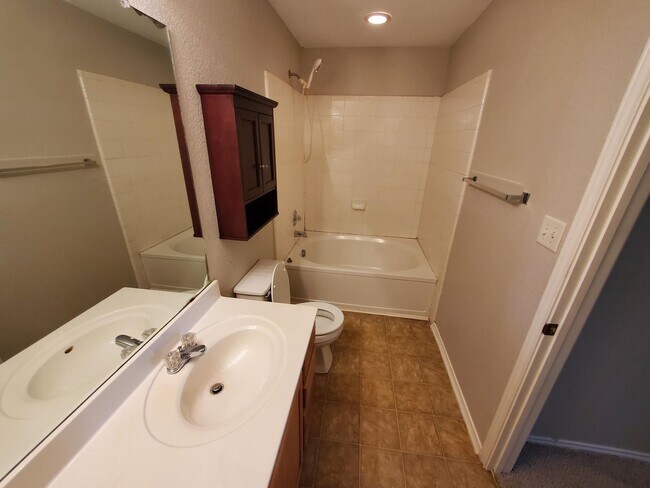 Building Photo - 2606 Sunview Lake