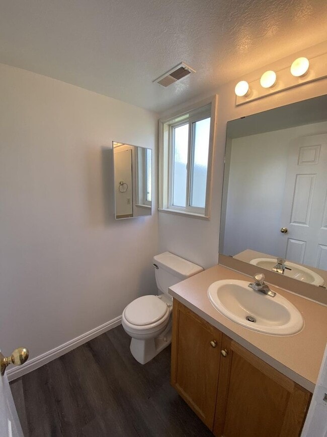 Building Photo - 1556 Talon Dr