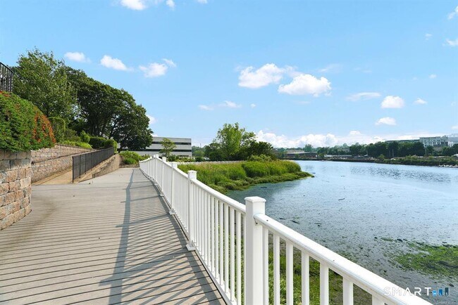 Building Photo - 142 East Ave