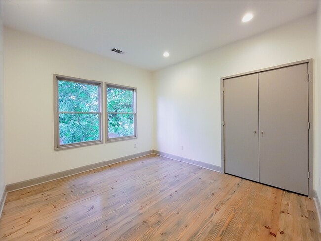 Building Photo - 917 Herkimer St