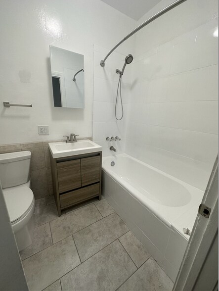 Building Photo - 1031 S Orange Dr