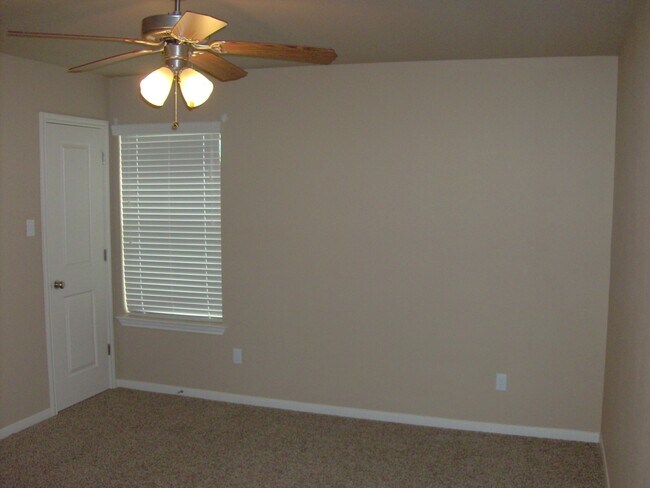 Building Photo - Available 7/13/26 Charming 2 Bed / 2 Bath Duplex Near Bunny