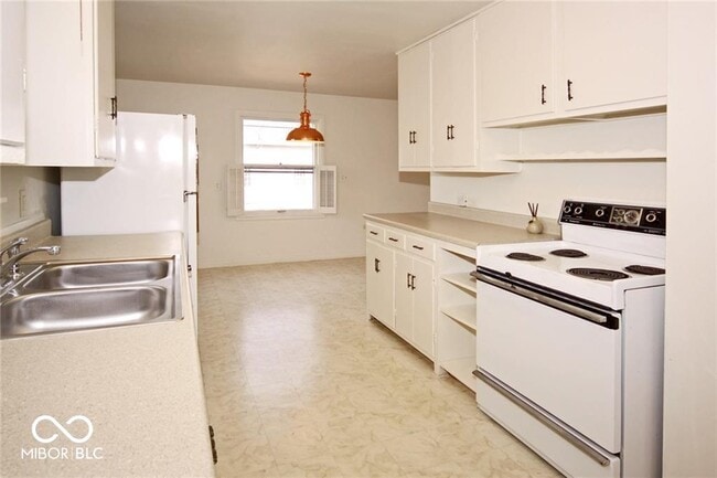 Building Photo - 210 W Sycamore St