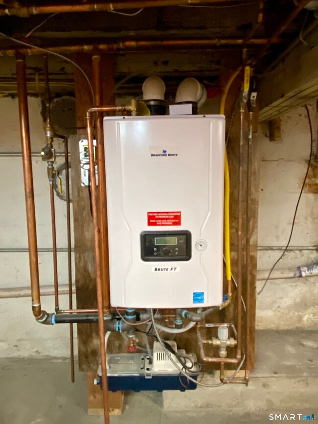 Building Photo - 8 S Rd