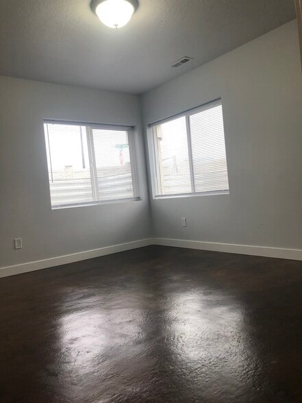 Large bedroom with daylight windows - 1511 S 50 W