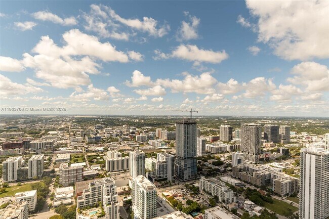 Building Photo - 700 NE 24th St