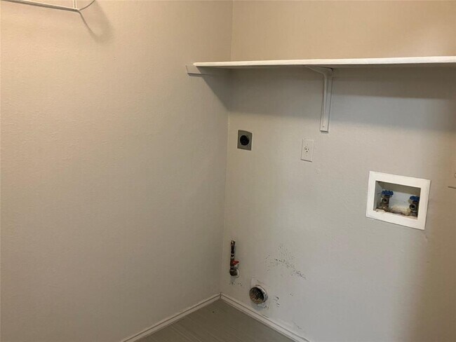 Building Photo - 1209 Wood Creek Dr