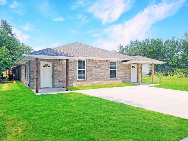 Building Photo - Sleek & Spacious 3-Bedroom Duplex Near Dow...