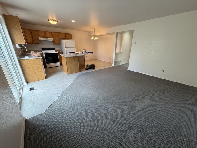 Building Photo - 913 Cardinal Dr