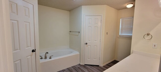 Building Photo - Spacious 4/2/2 in Frenship