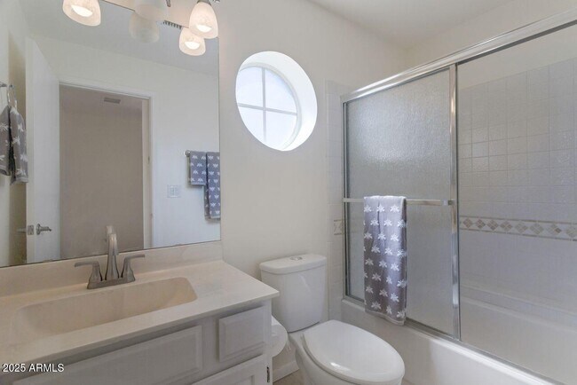 Building Photo - 4020 E Laurel Ln