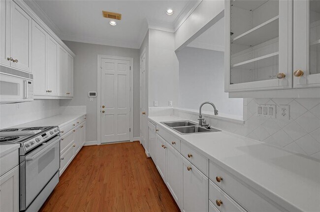 Building Photo - 2920 Saint St