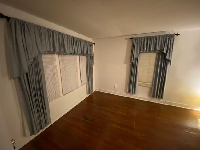 Building Photo - 2 bedrooms 1 bath - Large Yard