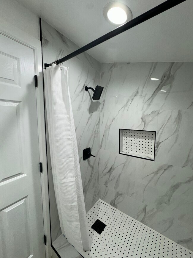 Building Photo - 6476 Orizaba Ave