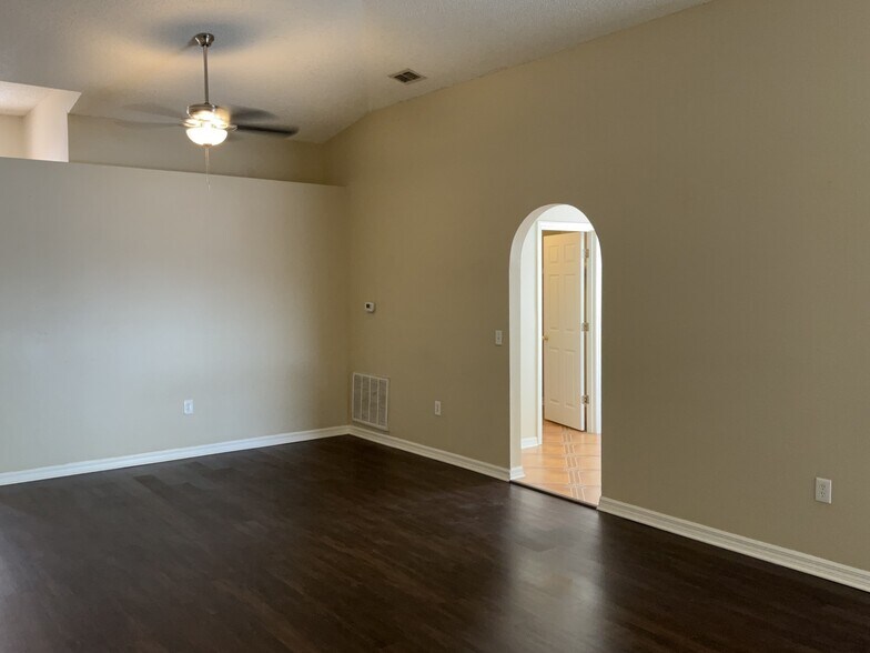 Building Photo - 1220 Dragon Head Dr