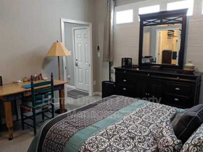 Building Photo - 1401 Bragg Rd