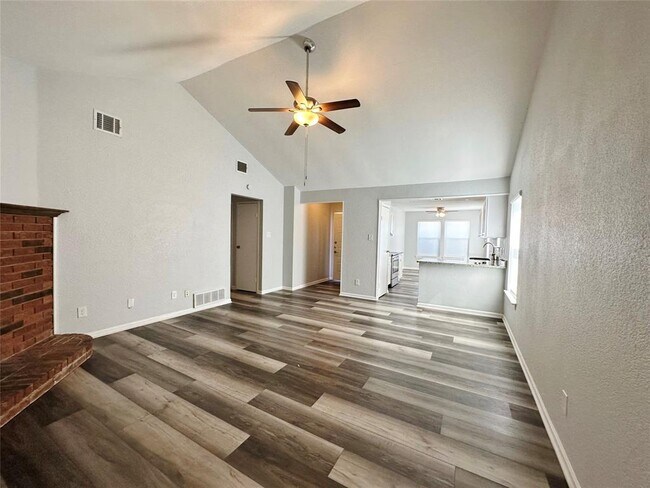 Building Photo - 814 N Riverside Dr