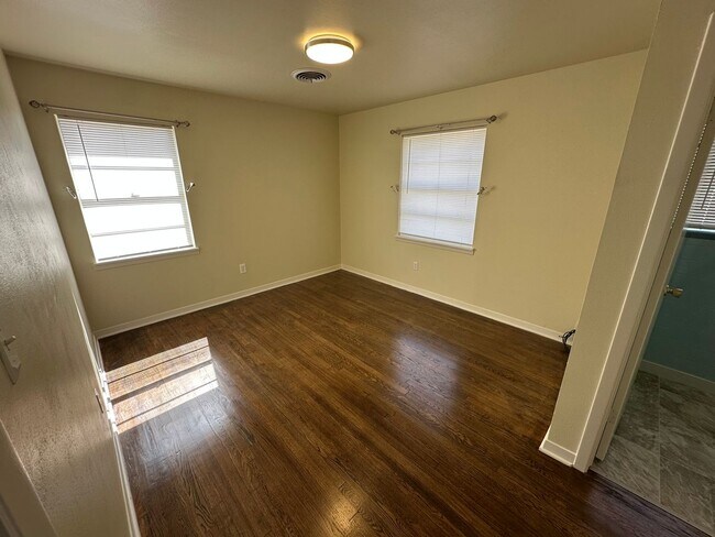 Building Photo - 511 Louise St