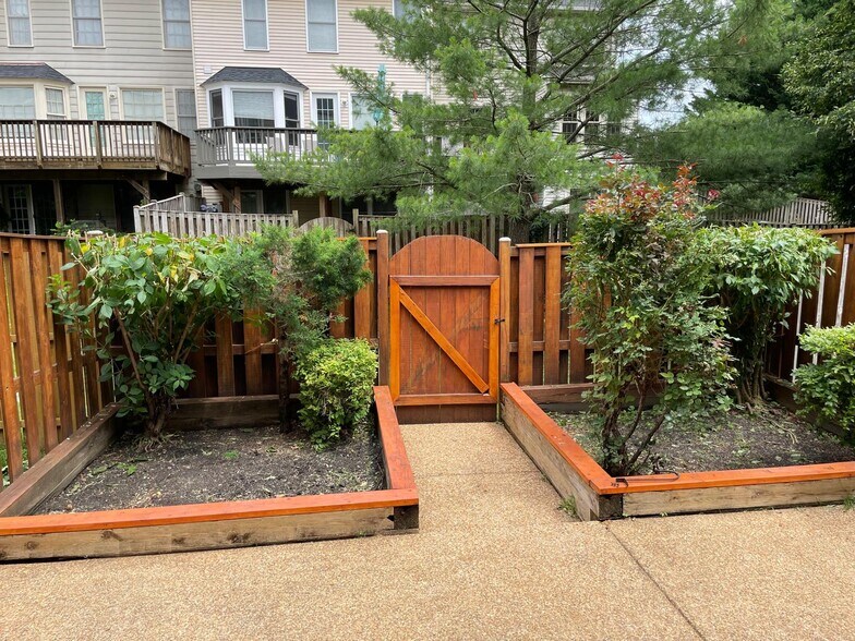 Patio - 7468 Gadsby Square