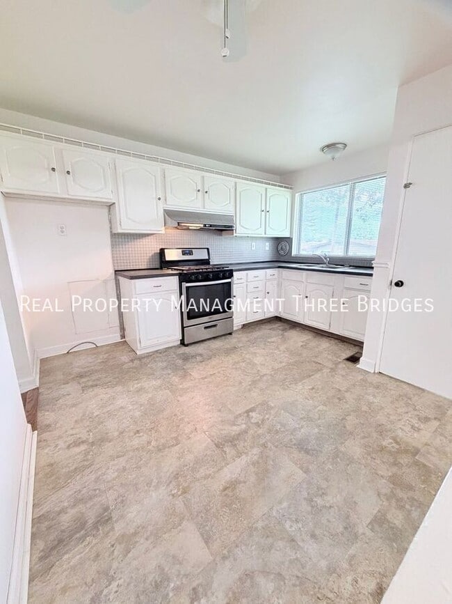Building Photo - 90 Canisius Ln