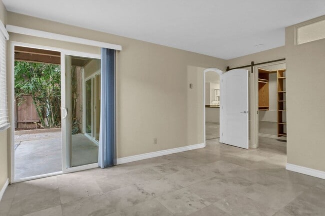 Building Photo - 2600 Torrey Pines Rd