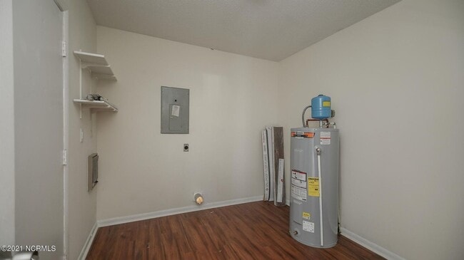 Building Photo - Townhouse close to Western Blvd and BASE!