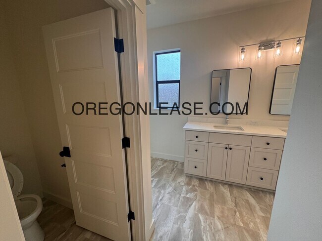 Building Photo - Brand new 3 bedroom 2.5 bath Coburg townhome