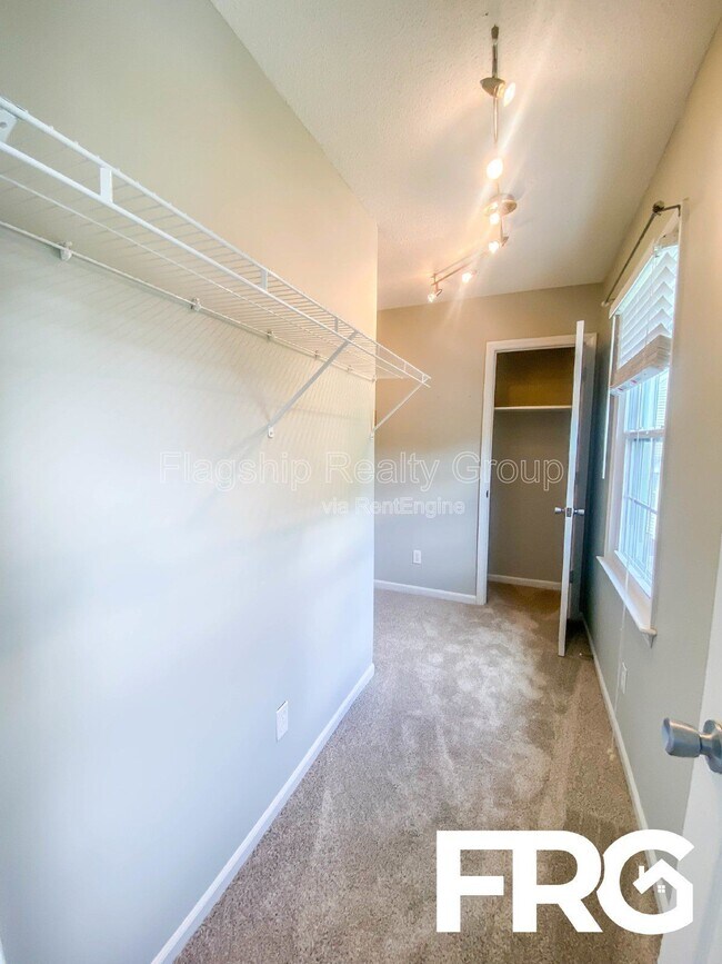 Building Photo - 305 Smith Pl