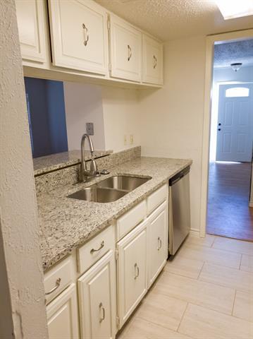 Building Photo - 8560 Park Ln