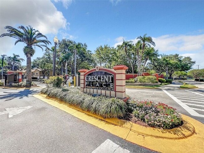 Building Photo - Perfect 2/2 Split Floorplan Condo with Washer/Dryer in Lovely Crescent Place at Lake Lotus Condom...