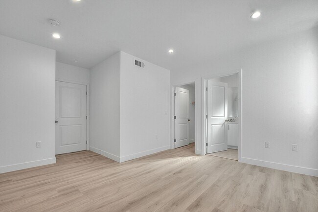 Building Photo - 5852 Vineland Ave