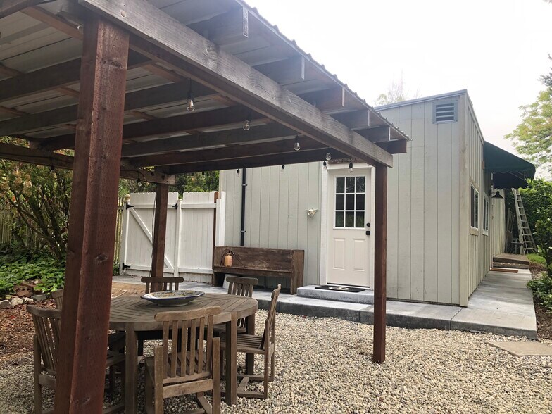Private patio - 788 Ferguson Rd