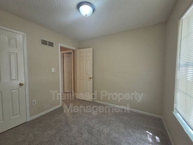 Building Photo - 607 SE Steeple Ln