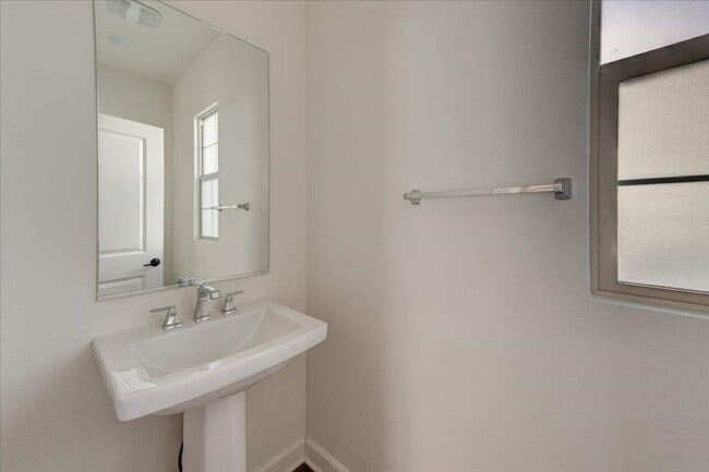 Building Photo - 946 Blackstone Dr