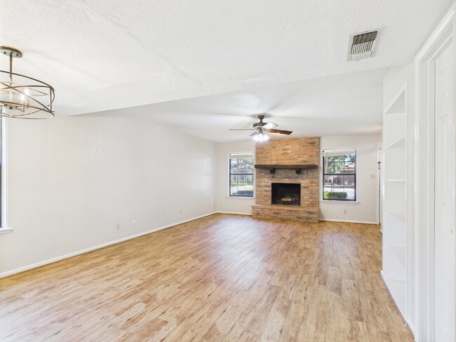 Building Photo - 2-Bed Duplex on Frederick Road !"